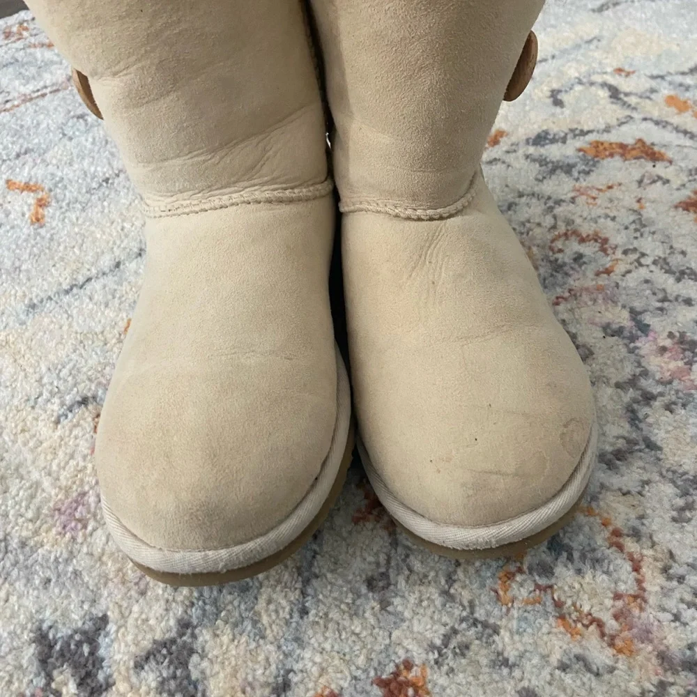 Bailey Button UGG - Picture 2 of 3